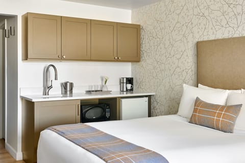 Deluxe Room, 2 Queen Beds, Kitchenette | Private kitchenette | Mini-fridge, microwave, coffee/tea maker