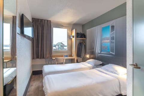 Twin Non-Smoking Room | Premium bedding, desk, soundproofing, free WiFi