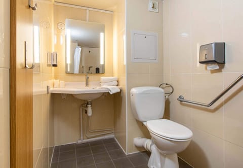 Double Room, Accessible, Non Smoking | Bathroom | Shower, towels