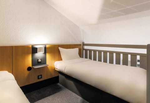 Premium bedding, desk, soundproofing, free WiFi