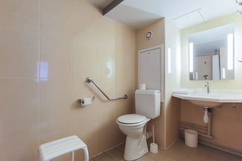 Double Room, Accessible, Non Smoking | Bathroom | Shower, towels