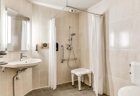 Double Room, Accessible, Non Smoking | Bathroom | Shower, towels