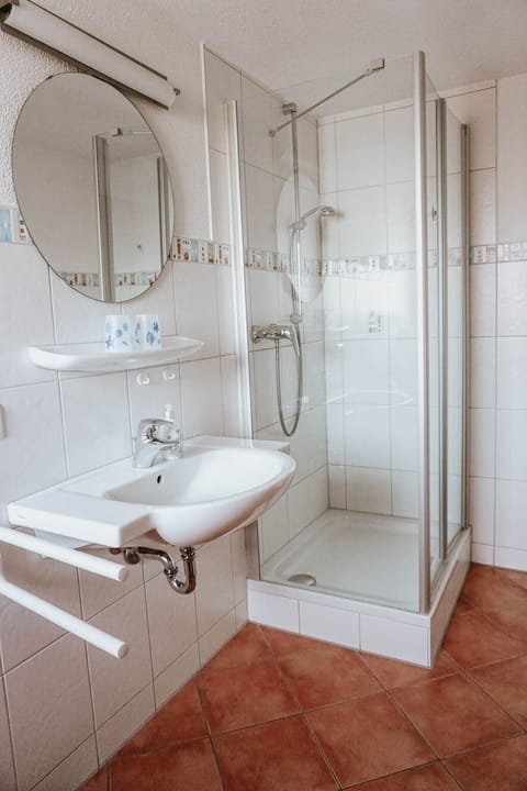 Basic Double Room | Bathroom | Shower, hair dryer, towels, shampoo