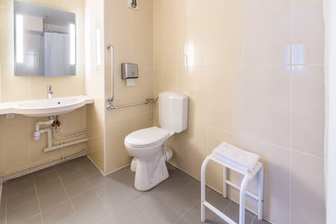 Double Room, Accessible, Non Smoking | Bathroom | Shower, towels