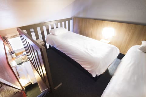 Premium bedding, desk, soundproofing, free WiFi