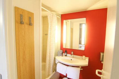 Shower, eco-friendly toiletries, towels