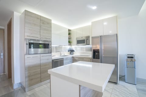 Deluxe Apartment | Private kitchen | Microwave, dishwasher, blender, griddle