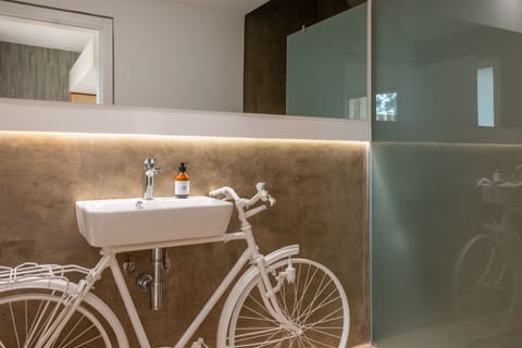 Deluxe Twin Room | Bathroom | Designer toiletries, hair dryer, towels