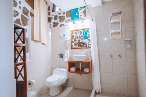 Gaviota | Bathroom | Shower, free toiletries, hair dryer, towels