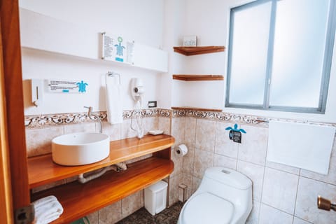 Piqueros | Bathroom | Shower, free toiletries, hair dryer, towels