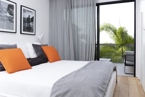 Apartment | Premium bedding, down comforters, in-room safe, desk