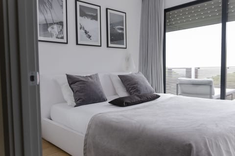 Apartment | Premium bedding, down comforters, in-room safe, desk