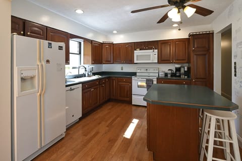 Fully equipped kitchen with bar seating