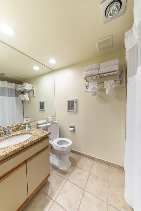 Combined shower/tub, hair dryer, towels