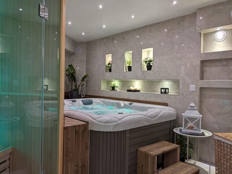 Sauna, hot tub