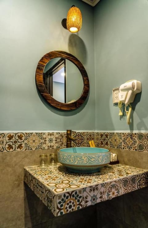 Superior Double Room | Bathroom | Shower, hydromassage showerhead, free toiletries, hair dryer