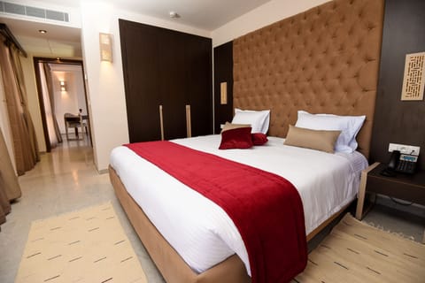 Comfort Suite | Minibar, in-room safe, free WiFi, bed sheets