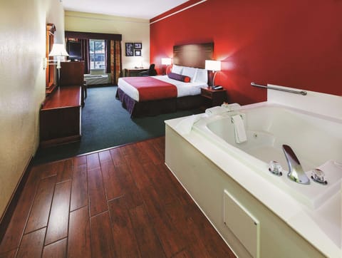 Room, 1 King Bed, Non Smoking | Premium bedding, desk, blackout drapes, iron/ironing board