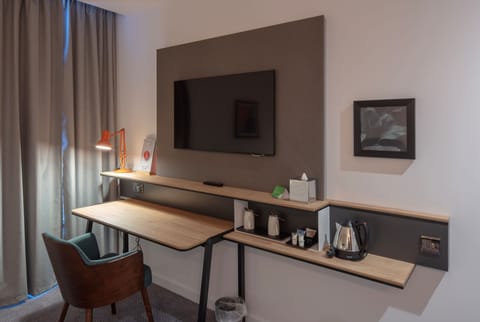 Premium Room, 1 King Bed | Room amenity