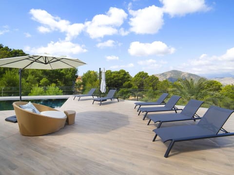 Sky, Cloud, Outdoor Furniture, Shade, Sunlounger, Wood, Comfort, Tree, Leisure, Landscape