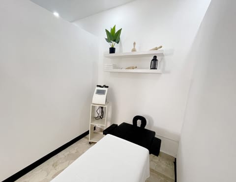 Couples treatment rooms, body treatments, hydrotherapy, aromatherapy