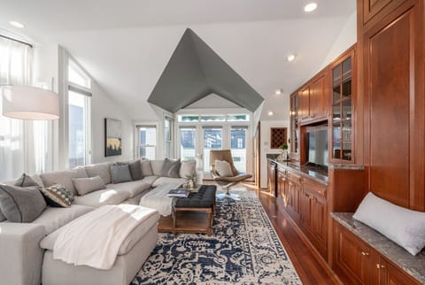 Spacious 2nd floor living