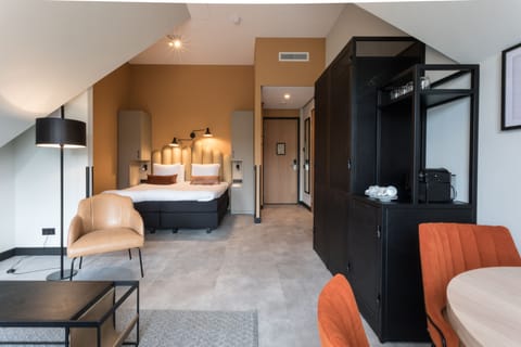 Deluxe Suite - no pets allowed | In-room safe, laptop workspace, soundproofing, free WiFi