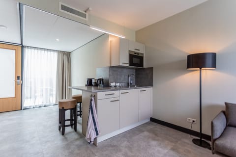 Junior Suite - no pets allowed | Private kitchen | Coffee/tea maker, electric kettle