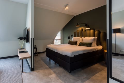 Junior Suite - no pets allowed | In-room safe, laptop workspace, soundproofing, free WiFi