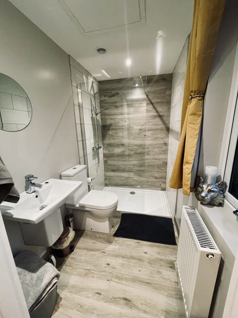 Separate tub and shower, jetted tub, rainfall showerhead