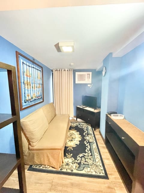 Standard Single Room | Living area | 32-inch flat-screen TV with cable channels, TV