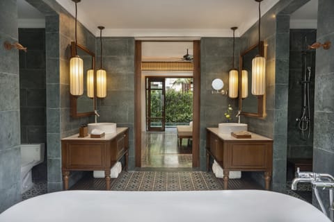 Private Pool Suite | Bathroom | Separate tub and shower, rainfall showerhead, free toiletries