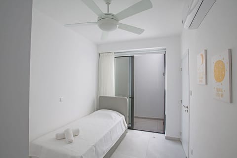 Bedroom 5, Lower Ground Floor with en suite bathroom and single beds