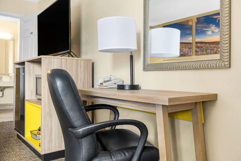 Standard Room, 1 King Bed | In-room safe, desk, blackout drapes, iron/ironing board