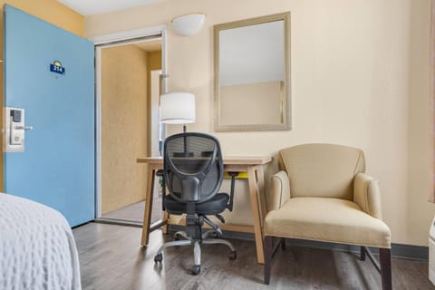 Standard Room, 1 Queen Bed | In-room safe, desk, blackout drapes, iron/ironing board