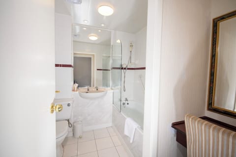 Standard Double Room | Bathroom | Towels, soap, shampoo, toilet paper