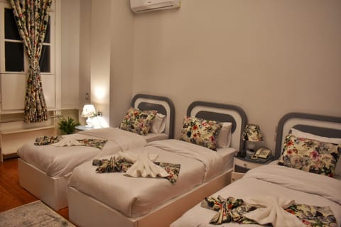 Triple Room, 3 Twin Beds | Minibar, free WiFi, bed sheets