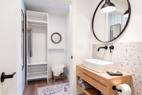 King Suite 2203 | Bathroom | Shower, rainfall showerhead, free toiletries, hair dryer