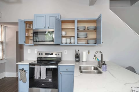 Condo, 1 Queen Bed with Sofa bed, Kitchen | Private kitchen | Fridge, microwave, oven, stovetop