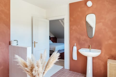 Deluxe Room, Garden View | Bathroom | Hair dryer, towels, soap, shampoo