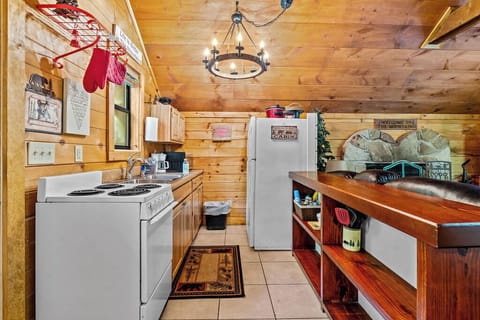 Discover the charm of our compact kitchen in the cozy cabin. With everything at arm's reach, this little space packs a punch for all your culinary needs.