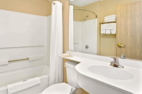 Combined shower/tub, hair dryer, towels