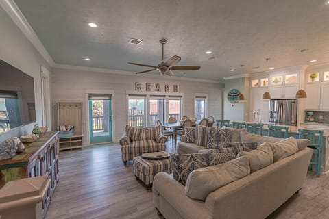 Inviting open concept family space and kitchen perfect for catching up!