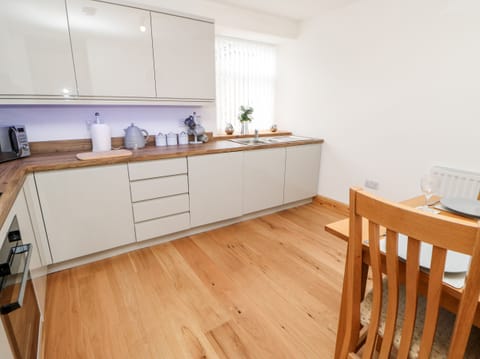 Cottage | Private kitchen | Fridge, electric kettle, toaster, cookware/dishes/utensils