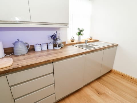 Cottage | Private kitchen | Fridge, electric kettle, toaster, cookware/dishes/utensils