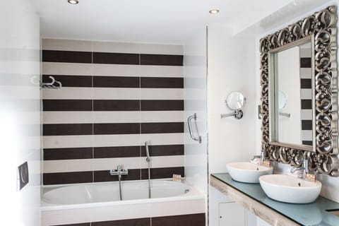 Standard Double or Twin Room | Bathroom | Hair dryer, towels