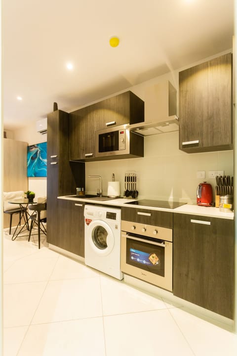 Executive Studio apartment | Private kitchenette | Fridge, microwave, oven, stovetop