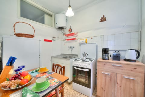 Family Apartment, 1 Bedroom (Casa Miriana Stresa Centro) | Private kitchen | Fridge, stovetop, coffee/tea maker, electric kettle