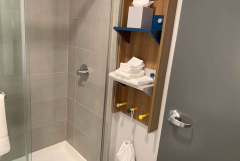 Combined shower/tub, free toiletries, hair dryer, towels