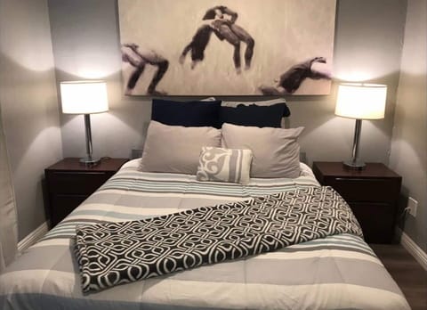 Welcome to your Downtown San Diego 200 sq ft (1ba) STUDIO w/ Kitchenette, Wifi and parking for (1) vehicle. Includes (1) Queen bed & (1) sofa bed as well as a ROKU Smart TV